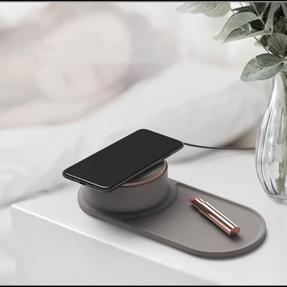 Wireless Charger w/ rose gold trim - Picture 3 of 4